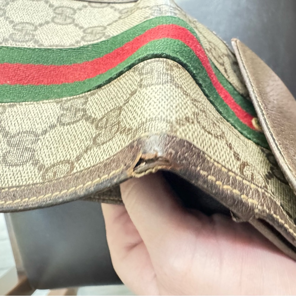 GUCCI
Beige and Brown Wallet with Red and Green Stripe-Pre-loved - Picture 11 of 13